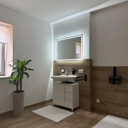 Neu! Stilvolle Mit Terrasse - Ruhige Lage *